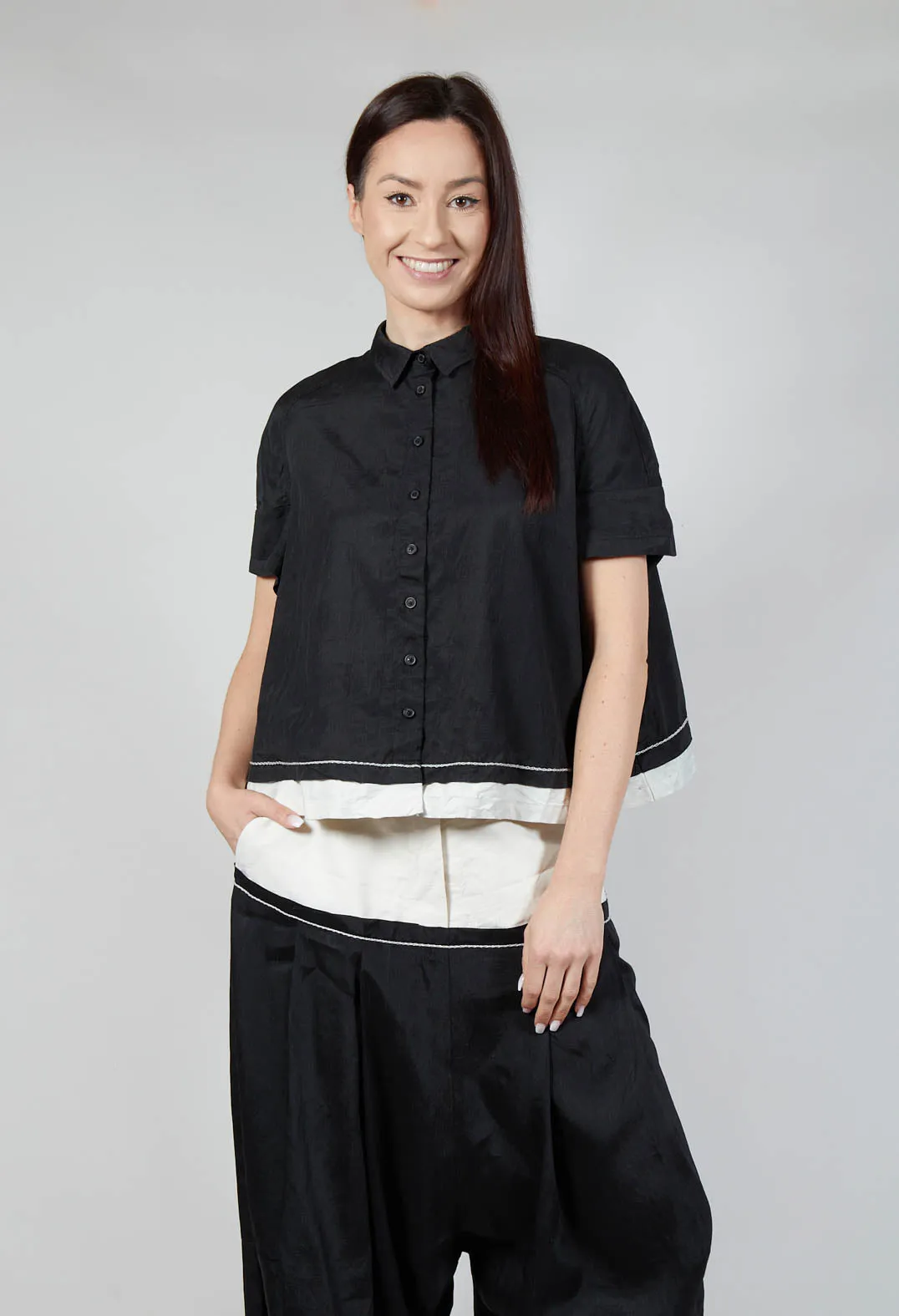 Cropped Blouse in Blk Melange