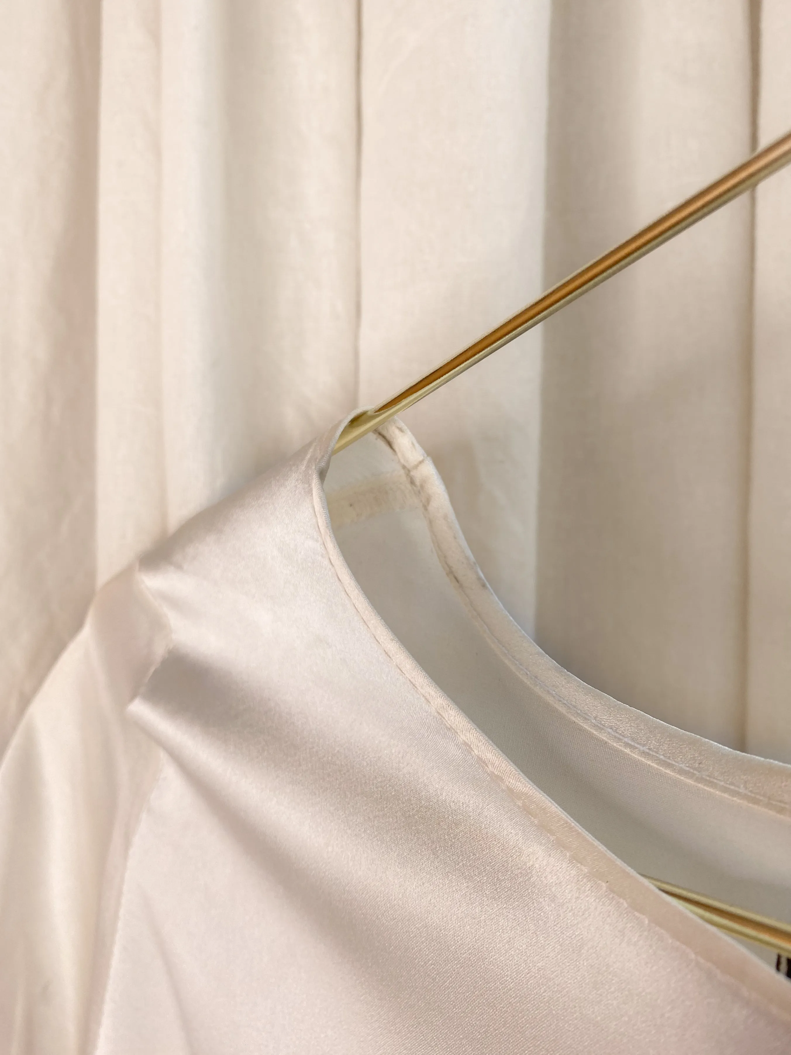  PRE-LOVED  100% Silk Satin Top [ Natural White Long T-shirt, Draped Hem, Crew Neck, Size S/M ]