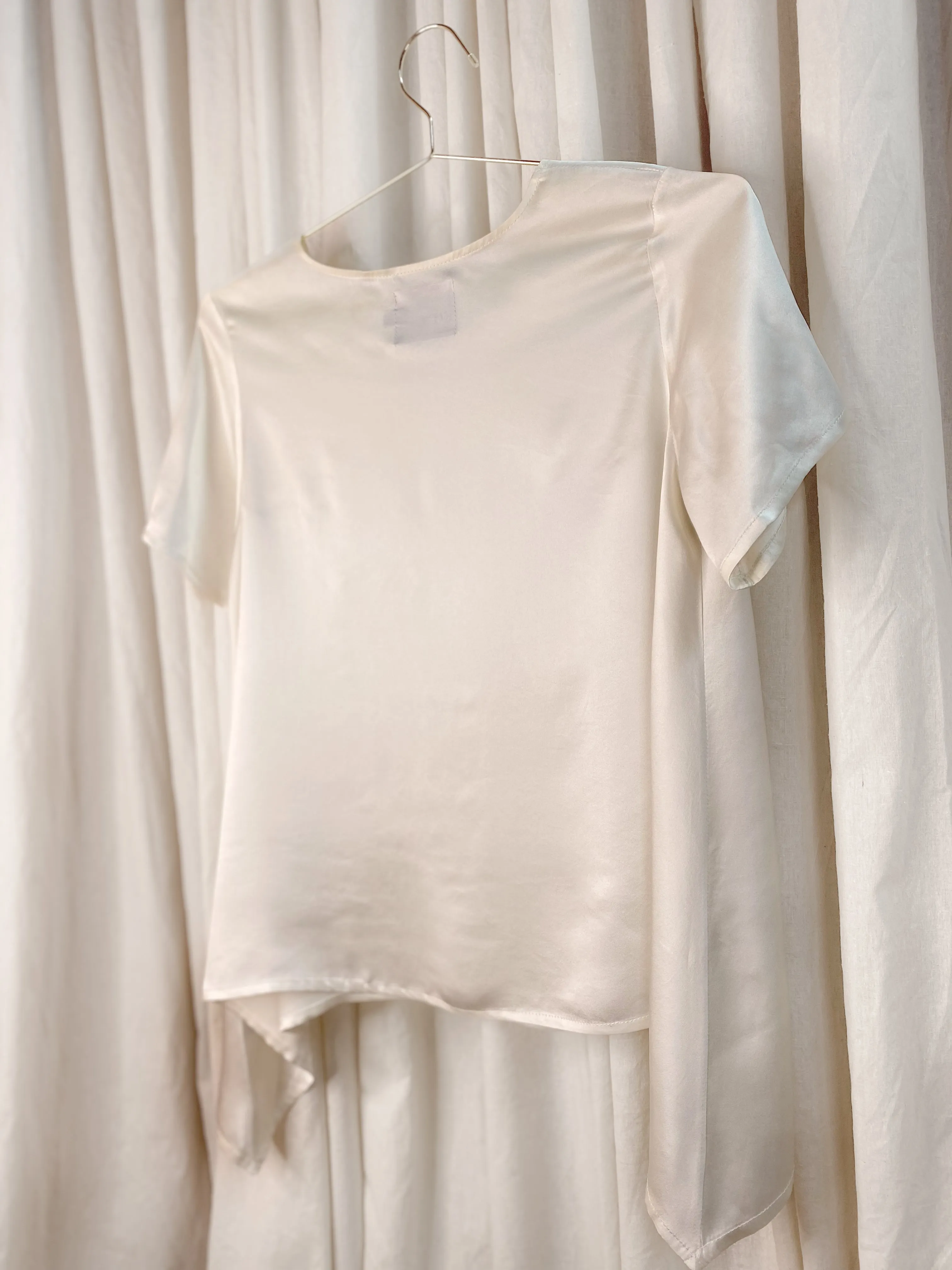  PRE-LOVED  100% Silk Satin Top [ Natural White Long T-shirt, Draped Hem, Crew Neck, Size S/M ]